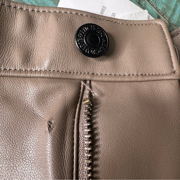 Abercrombie and Fitch The 90s Relaxed Jean High Rise Vegan Leather Cargo Pants - Picture 9 of 12